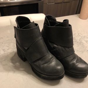 BLACK BOOTIES SIZE 7